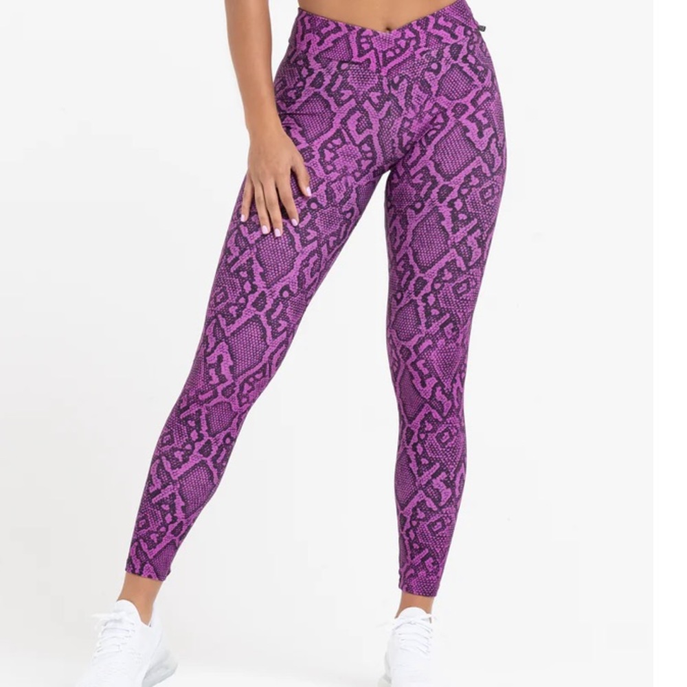 Empower v-cut scrunch leggings
